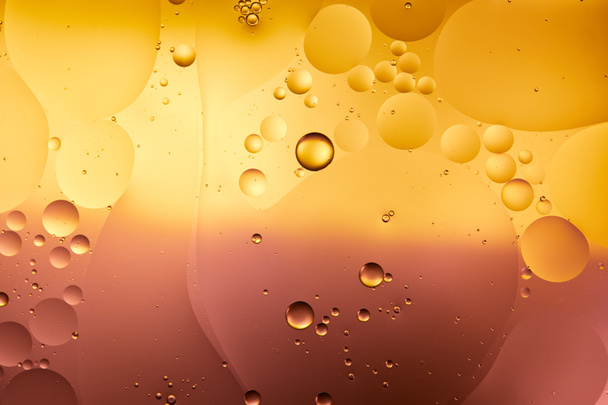 Mooie abstracte achtergrond van gemengd water en olie in oranje en roze kleur - Foto, afbeelding