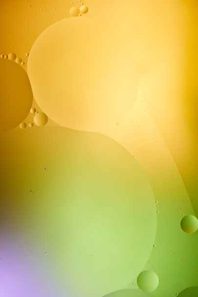 Piękny abstrakcyjny pomarańczowy, fioletowy i zielony kolor tła z mieszanej wody i oleju   - Zdjęcie, obraz