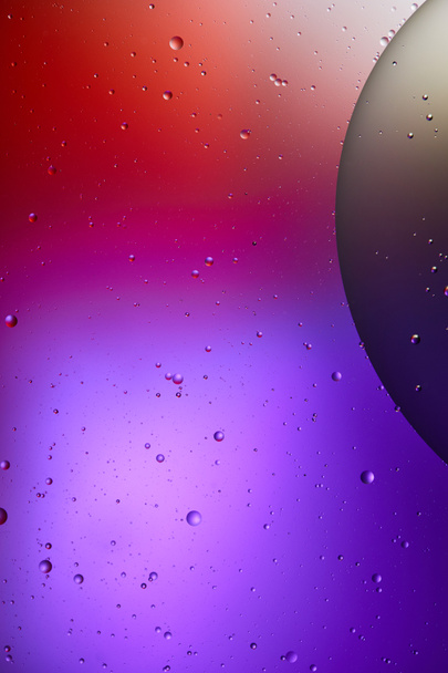 texture astratta di colore viola e rosso da acqua mista e bolle d'olio
 - Foto, immagini