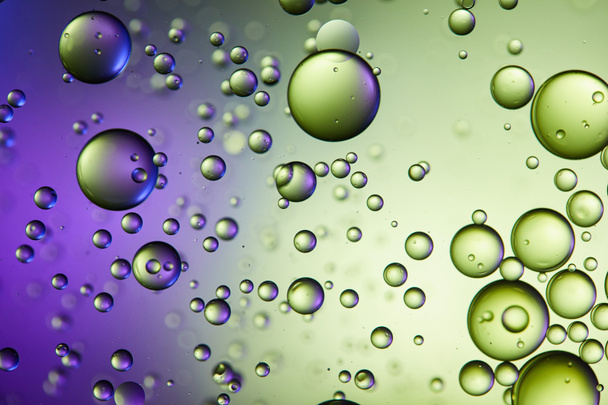 Gyönyörű lila és zöld színű elvont háttér vegyes víz és olaj buborékok - Fotó, kép