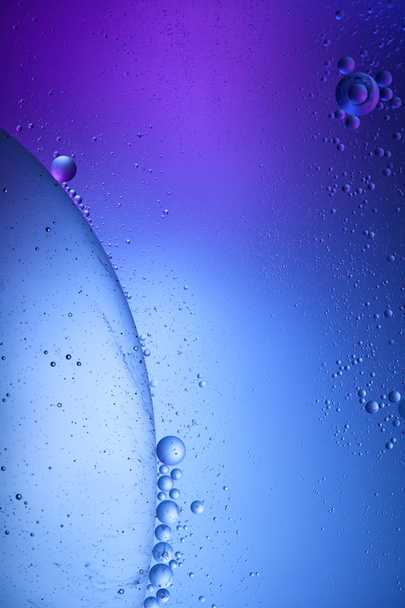 Piękne abstrakcyjne tło z mieszanej wody i oleju w kolorze niebieskim i fioletowym - Zdjęcie, obraz