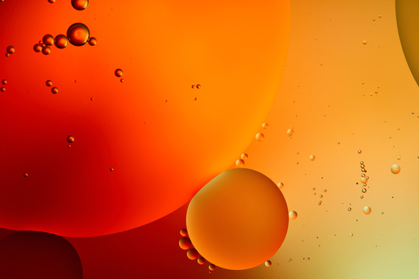 Mooie abstracte oranje en rode kleur achtergrond van gemengd water en olie  - Foto, afbeelding