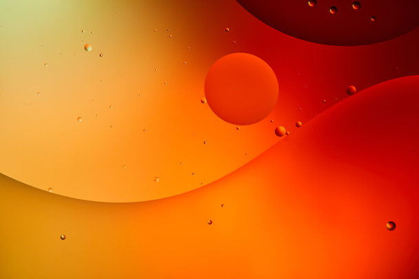 abstract oranje en rode kleur achtergrond van gemengd water en olie  - Foto, afbeelding