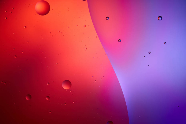 textura abstracta de agua mezclada y burbujas de aceite en color rosa y púrpura
 - Foto, Imagen