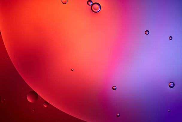 látványos elvont háttér vegyes víz és olaj buborékok rózsaszín és lila színű - Fotó, kép