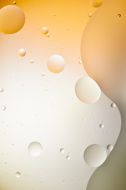 Beau fond abstrait de mélange d'eau et d'huile de couleur orange clair et gris
 - Photo, image