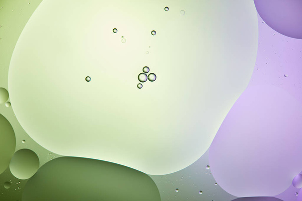 espectacular fondo de agua mezclada y aceite en color verde claro y púrpura
 - Foto, Imagen