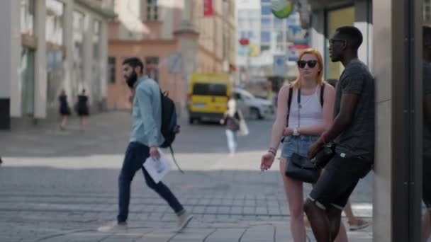 Diverse friends in the street - Filmmaterial, Video
