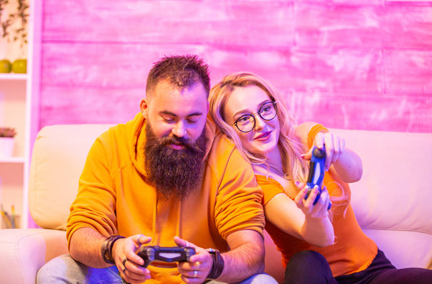 schöne blonde Mädchen lächelt beim Spielen von Videospielen - Foto, Bild