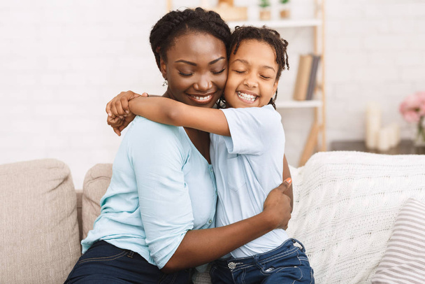 Glimlachend afro-gezin viert moederdag thuis - Foto, afbeelding