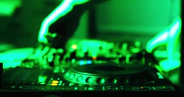 DJ που αναμιγνύει το κομμάτι σε νυχτερινό κέντρο διασκέδασης σε πάρτι - Πλάνα, βίντεο