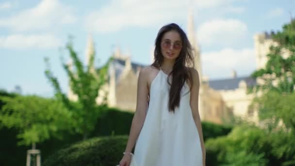 チェコのレドニツェ宮殿に対する女の子 - 映像、動画