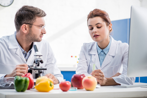 nutricionistas moleculares en batas blancas hablando en laboratorio
  - Foto, Imagen