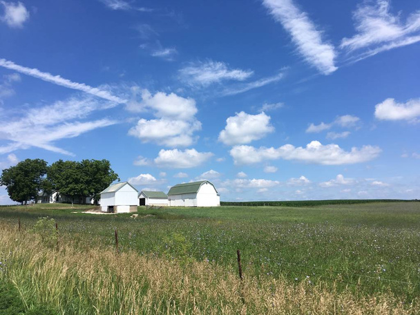 Indiana boerderij met groene en witte schuur onder een blauwe lucht - Foto, afbeelding