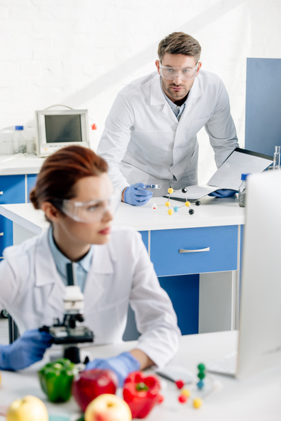 enfoque selectivo de nutricionista molecular mirando colega en laboratorio
  - Foto, Imagen