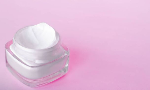 Crema facial hidratante tarro sobre fondo rosa, hidratante piel
 - Foto, imagen