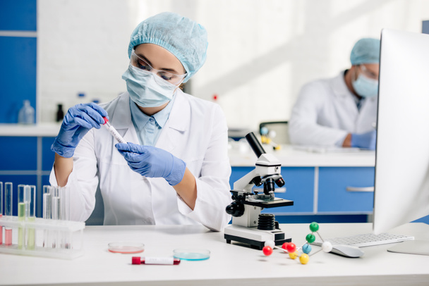 genetische Beraterin im weißen Kittel macht dna-Test im Labor  - Foto, Bild