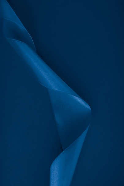 Fita de seda abstrata em fundo azul royal, luxo exclusivo
  - Foto, Imagem