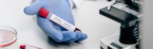 Genetik danışmanın DNA testi ile test tüpü tutarken panoramik görüntüsü  - Fotoğraf, Görsel