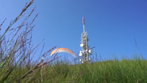 Gleitschirmflieger bei sonnigem Tag auf Mount Mottarone gegen blauen Himmel, Italien - Filmmaterial, Video