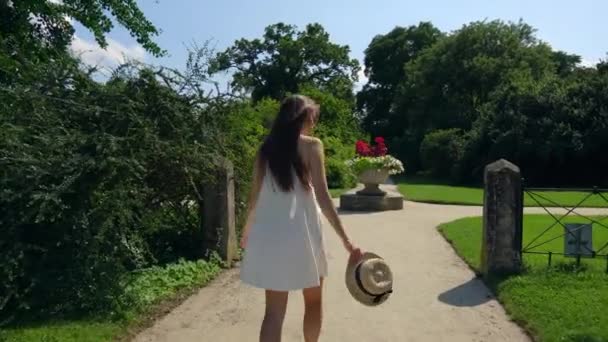 Flirtování a bezstarostná dívka v parku - Záběry, video