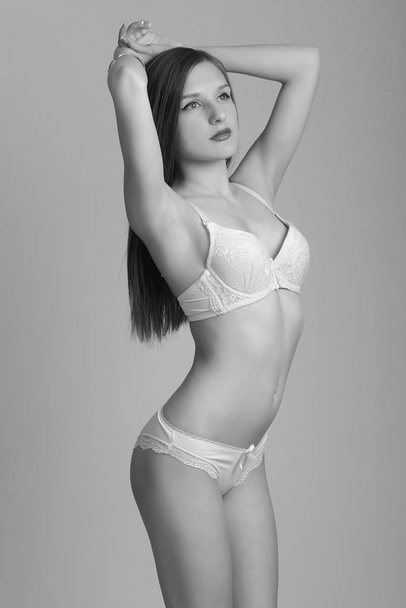 Σέξι γυναίκα στο πανέμορφο σχήμα λευκά εσώρουχα. - Φωτογραφία, εικόνα