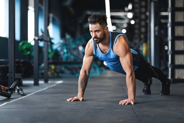 Muskelkräftiges Athletiktraining am Boden im Fitnessstudio - Foto, Bild