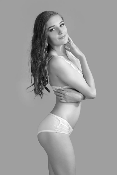 Donna sexy in lingerie bianca figura stupenda
. - Foto, immagini