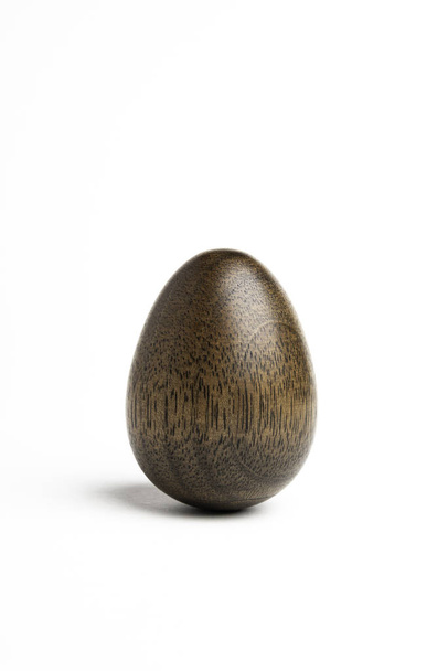 Staande houten eiersculptuur - Foto, afbeelding