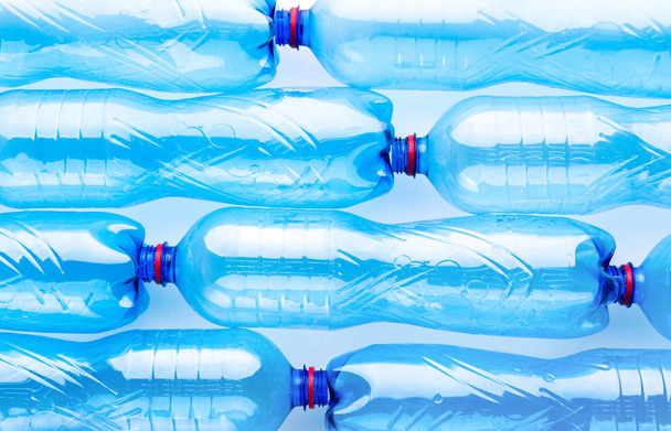 Творча композиція візерунка пластикових пляшок на білому
 - Фото, зображення