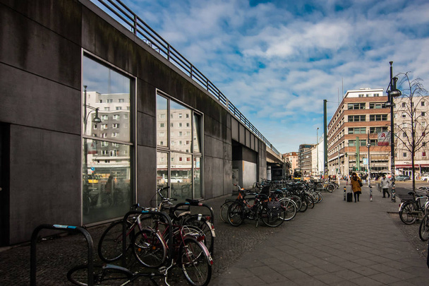 Bicicletas en la calle cerca de Alexanderplatz
 - Foto, Imagen