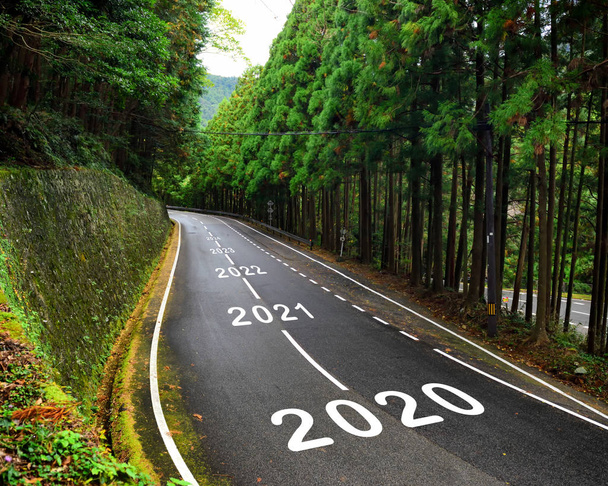 2020-tól 2043-ig az országúti és fehér jelzővonalakon az erdőben, Boldog új évet és utat a siker koncepciójához - Fotó, kép