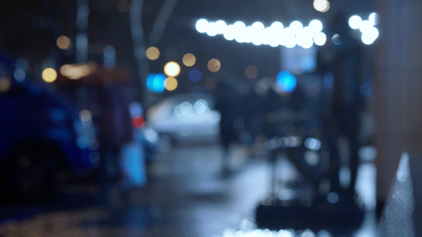 θολή πλάνα από το πλήθος των ανθρώπων με τα πόδια Street City σε βροχερή νύχτα του χειμώνα - Πλάνα, βίντεο
