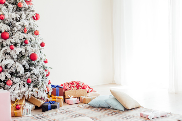 Wakacje wnętrze białe Boże Narodzenie drzewo z prezenty i dekoracje noworoczne girlandy - Zdjęcie, obraz