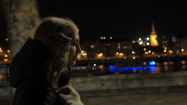 Girl Walking In The Night City - Záběry, video