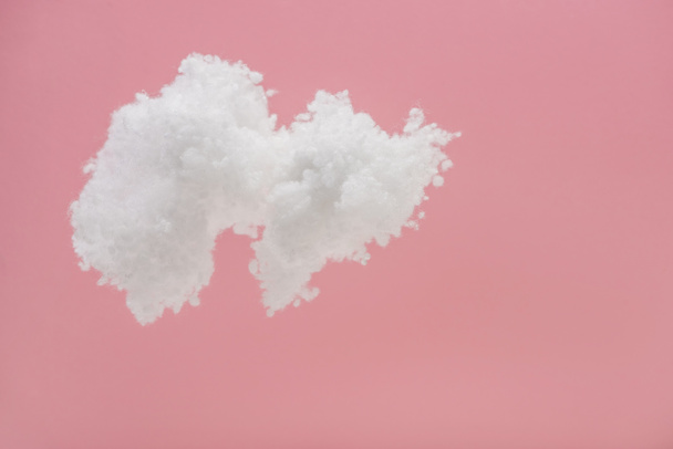 nuage duveteux blanc en laine de coton isolé sur rose
 - Photo, image