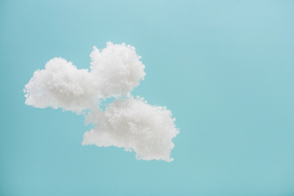 nubes esponjosas blancas hechas de algodón aislado sobre fondo azul
 - Foto, imagen