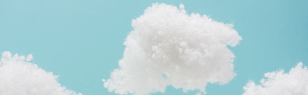 białe puszyste chmury wykonane z wełny bawełnianej izolowane na niebieskim tle, panoramiczne ujęcie - Zdjęcie, obraz