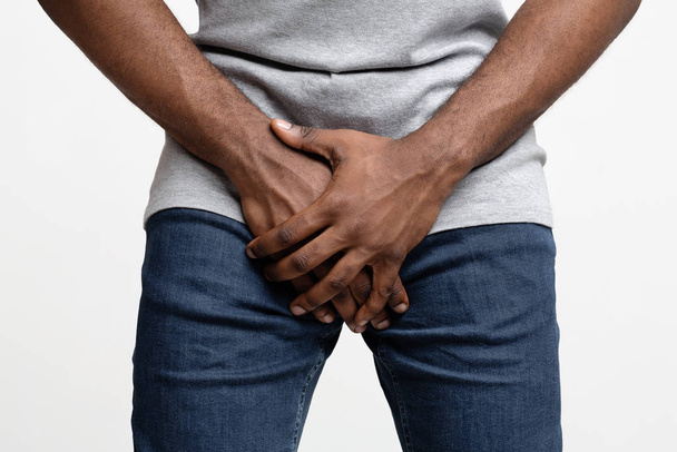 Cropped of black guy holding his groin - Foto, afbeelding