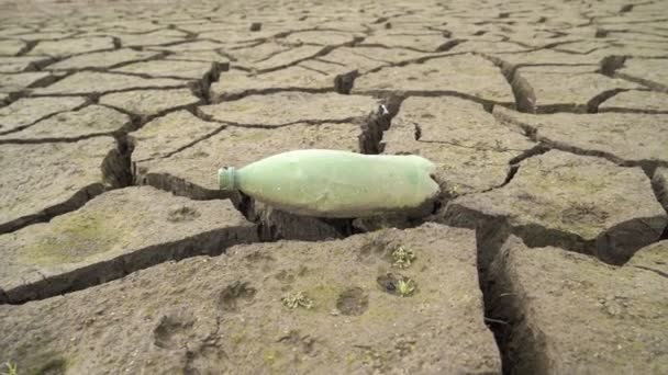 Bulgaristan 'da kurumuş barajın üzerinde duran boş plastik şişe. Pernik yakınlarındaki öğrenci barajı. - Video, Çekim