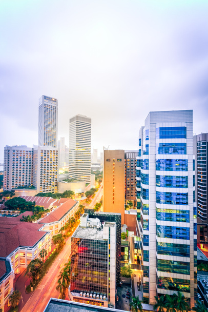 Escritório e arranha-céus residenciais com rua aérea no centro de Singapura ao entardecer
 - Foto, Imagem