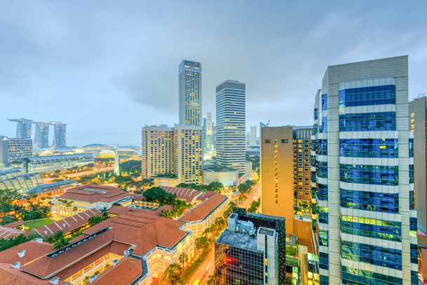 Singapura HDB complexo de construção e skylines centro iluminado em hora azul
 - Foto, Imagem