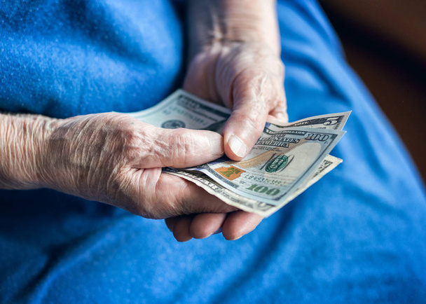 Elderly man holding money in his hand. - Foto, Bild