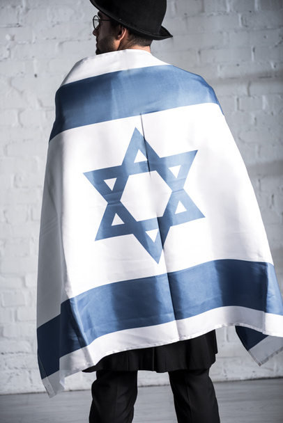 İsrail bayrağıyla Yahudi bir adamın arkadan görünüşü  - Fotoğraf, Görsel