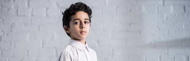 Панорамный снимок симпатичного еврейского мальчика в рубашке, смотрящего в сторону
  - Фото, изображение
