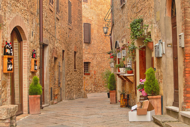 Bela rua italiana de pequena cidade provinciana velha
 - Foto, Imagem