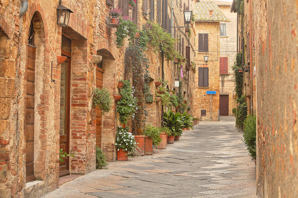 小さな古い地方の町の美しいイタリアの通り - 写真・画像