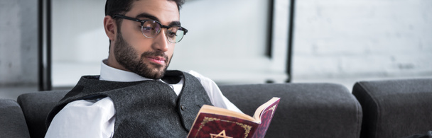 plan panoramique de bel homme juif dans des lunettes de lecture tanakh
  - Photo, image