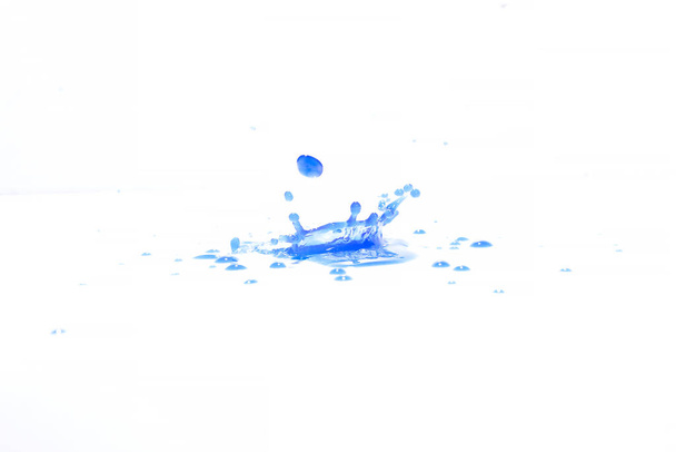 Beyaz arka planda mavi su sıçraması, fotoğrafçılık. Mavi su sıçrıyor. - Fotoğraf, Görsel