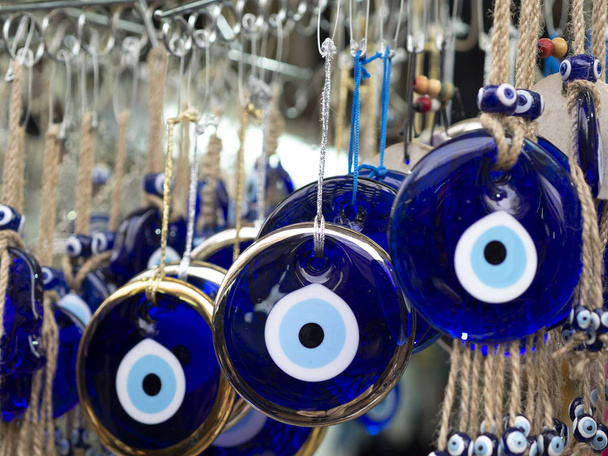 Arabic Evil Eye Lucky Charm dla ochrony. Martwa natura orientalne amulety w sklepie z pamiątkami - Zdjęcie, obraz
